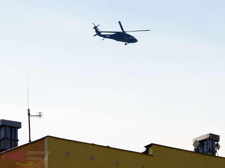 Polskie Zakłady Lotnicze z niespodzianką dla mielczan. Black Hawk zawisł nad centrum miasta