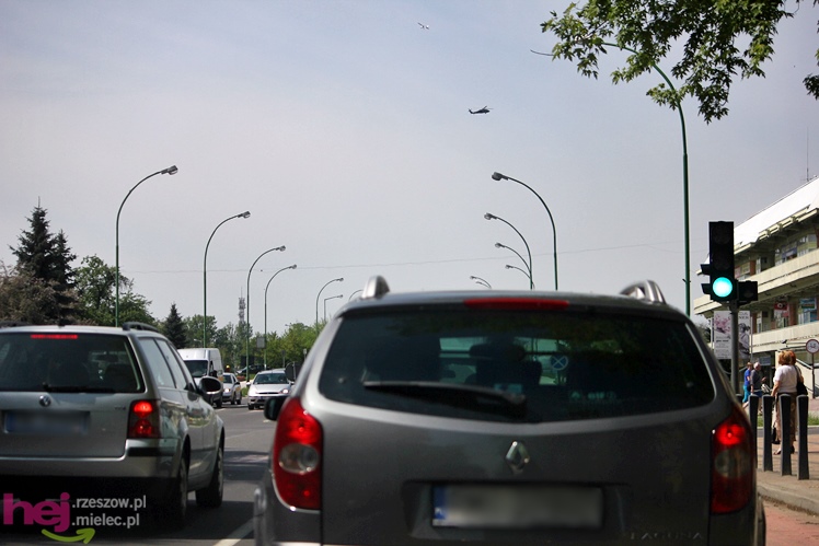 Polskie Zakłady Lotnicze z niespodzianką dla mielczan. Black Hawk zawisł nad centrum miasta