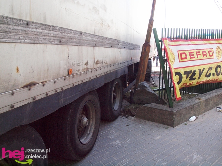 Krok od tragedii. TIR uderzył w budynek przy ulicy Korczaka