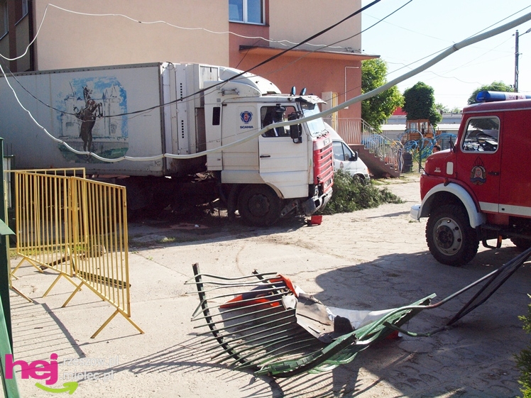 Krok od tragedii. TIR uderzył w budynek przy ulicy Korczaka