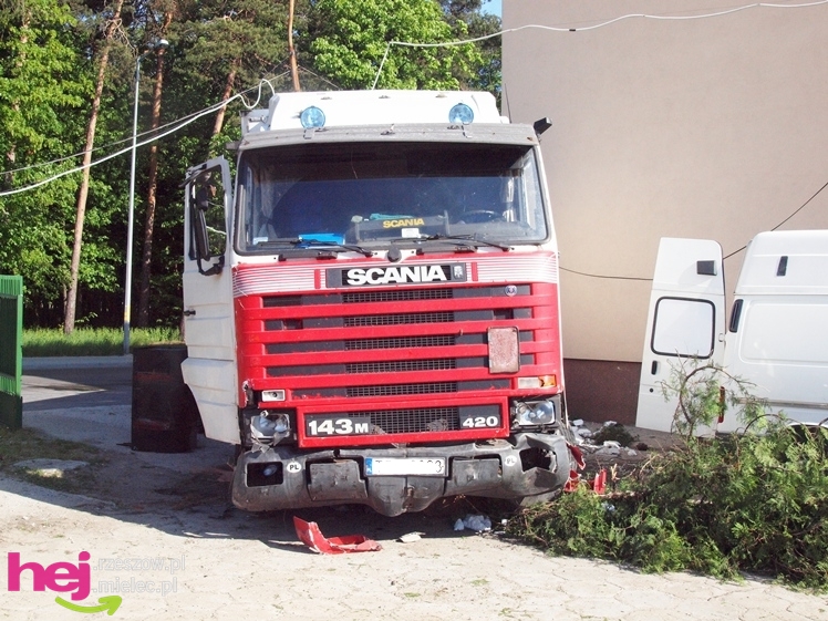 Krok od tragedii. TIR uderzył w budynek przy ulicy Korczaka