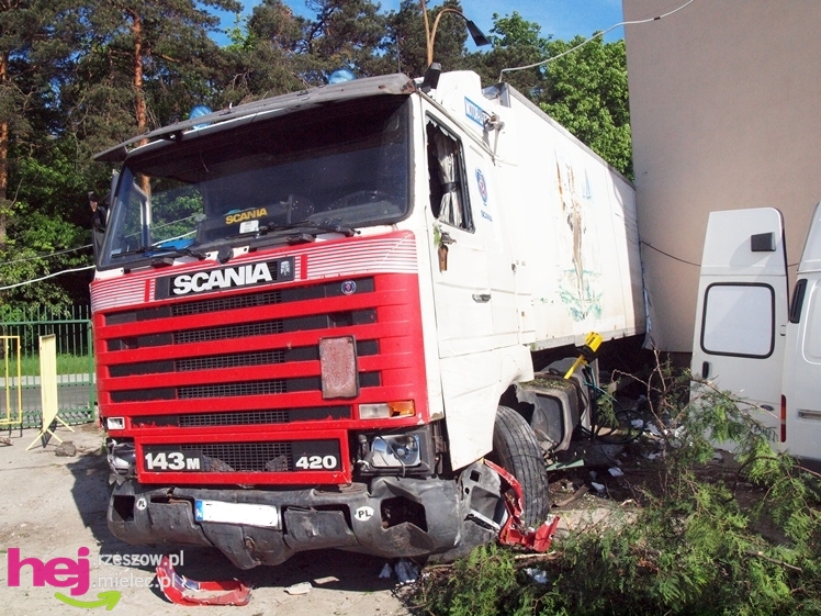 Krok od tragedii. TIR uderzył w budynek przy ulicy Korczaka