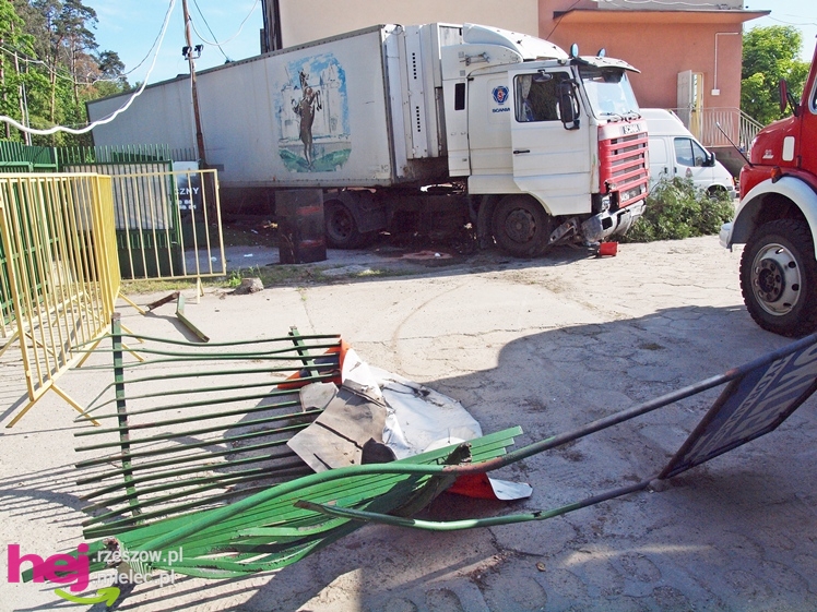 Krok od tragedii. TIR uderzył w budynek przy ulicy Korczaka