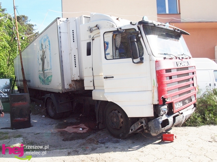 Krok od tragedii. TIR uderzył w budynek przy ulicy Korczaka