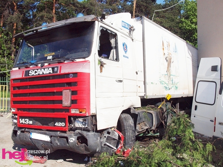 Krok od tragedii. TIR uderzył w budynek przy ulicy Korczaka