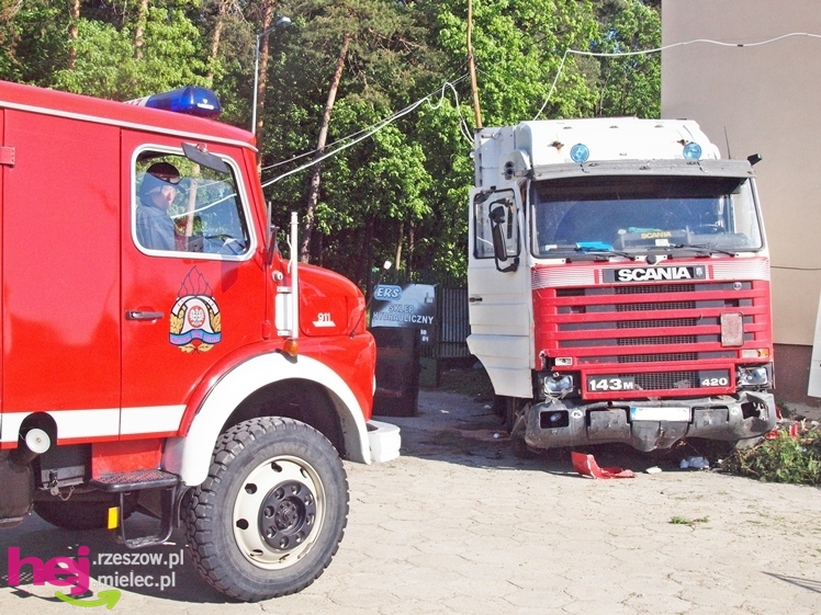 Krok od tragedii. TIR uderzył w budynek przy ulicy Korczaka