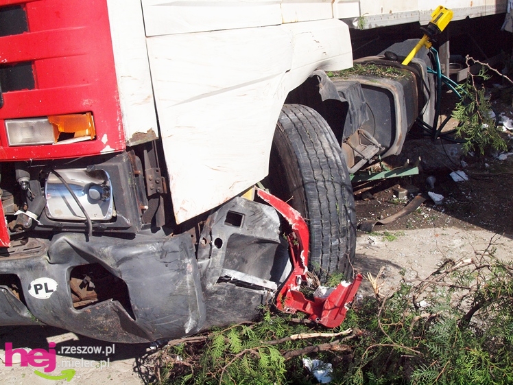 Krok od tragedii. TIR uderzył w budynek przy ulicy Korczaka