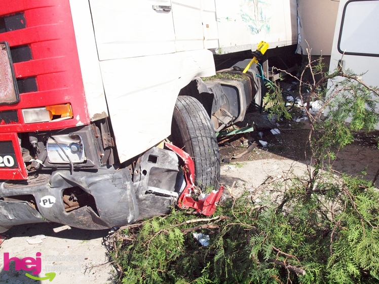 Krok od tragedii. TIR uderzył w budynek przy ulicy Korczaka