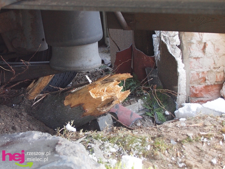 Krok od tragedii. TIR uderzył w budynek przy ulicy Korczaka