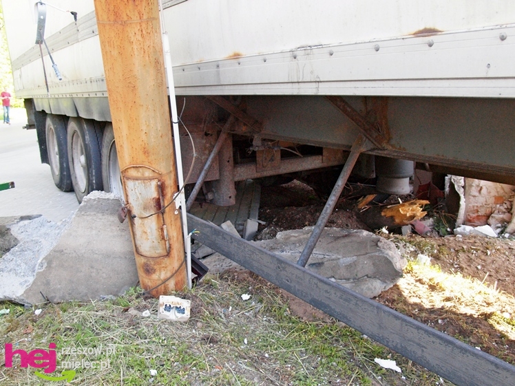 Krok od tragedii. TIR uderzył w budynek przy ulicy Korczaka