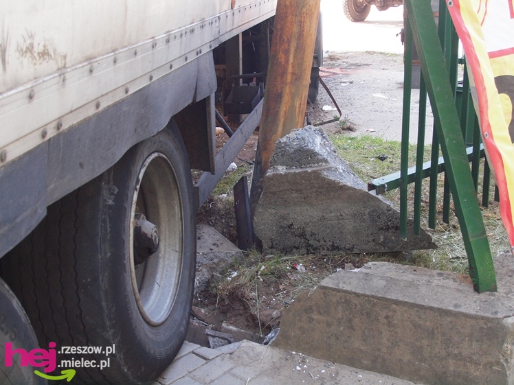 Krok od tragedii. TIR uderzył w budynek przy ulicy Korczaka