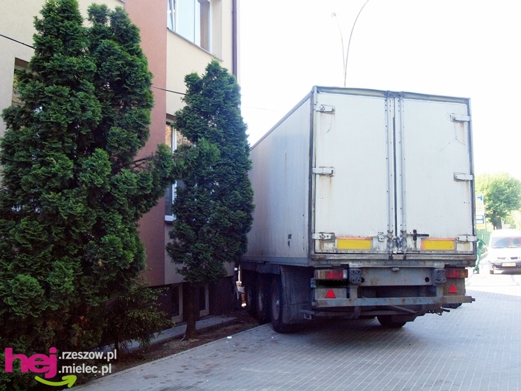 Krok od tragedii. TIR uderzył w budynek przy ulicy Korczaka