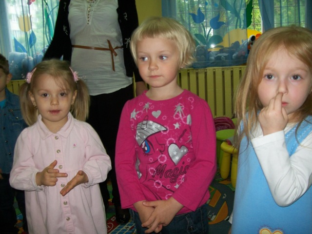 Najmłodsi z Małego Klubu Malucha ?Aniołkowo?  zaprosili mamy na koncert