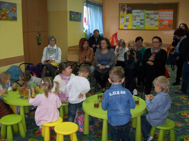 Najmłodsi z Małego Klubu Malucha ?Aniołkowo?  zaprosili mamy na koncert