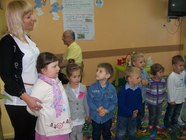 Najmłodsi z Małego Klubu Malucha ?Aniołkowo?  zaprosili mamy na koncert