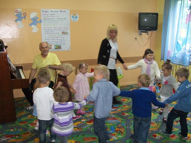 Najmłodsi z Małego Klubu Malucha ?Aniołkowo?  zaprosili mamy na koncert