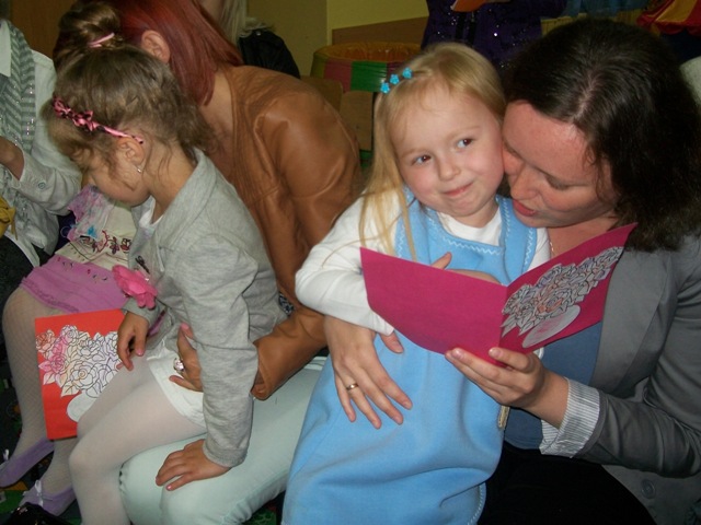 Najmłodsi z Małego Klubu Malucha ?Aniołkowo?  zaprosili mamy na koncert