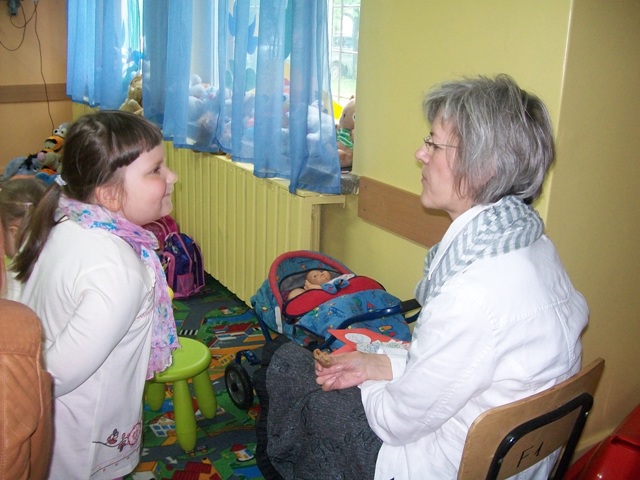 Najmłodsi z Małego Klubu Malucha ?Aniołkowo?  zaprosili mamy na koncert