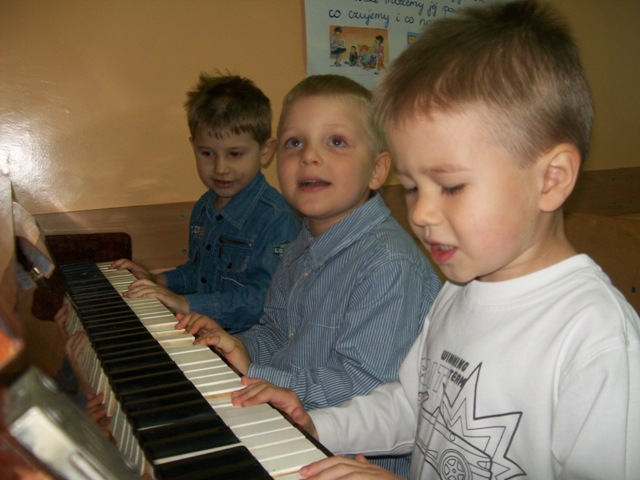 Najmłodsi z Małego Klubu Malucha ?Aniołkowo?  zaprosili mamy na koncert