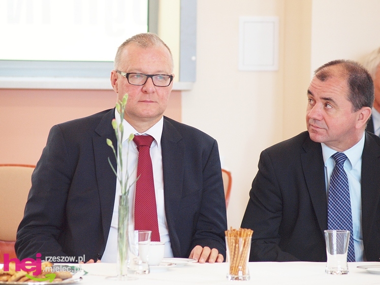 Minister od kolei wskazuje jak remontować mielecką linię kolejową