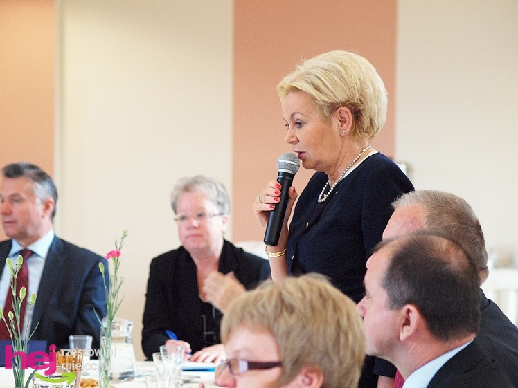 Minister od kolei wskazuje jak remontować mielecką linię kolejową