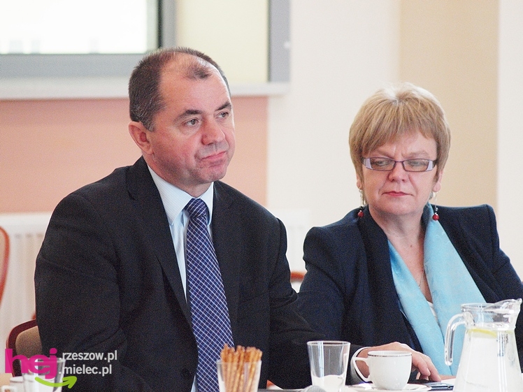 Minister od kolei wskazuje jak remontować mielecką linię kolejową