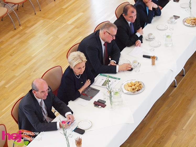 Minister od kolei wskazuje jak remontować mielecką linię kolejową