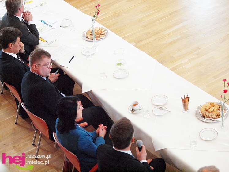 Minister od kolei wskazuje jak remontować mielecką linię kolejową