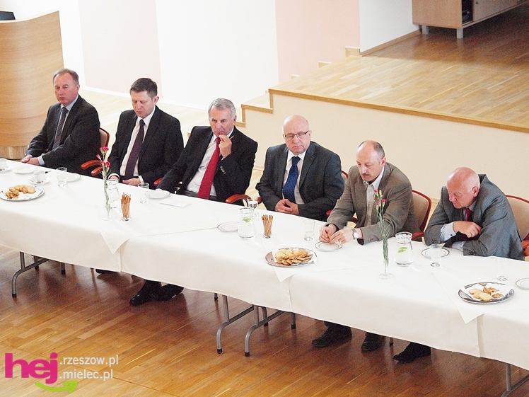 Minister od kolei wskazuje jak remontować mielecką linię kolejową