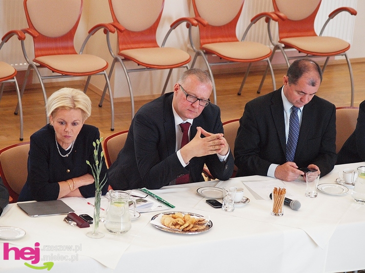 Minister od kolei wskazuje jak remontować mielecką linię kolejową