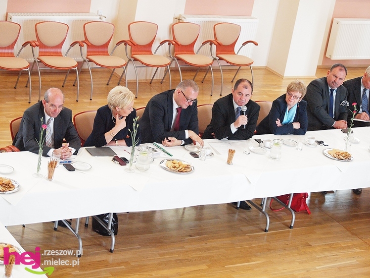 Minister od kolei wskazuje jak remontować mielecką linię kolejową