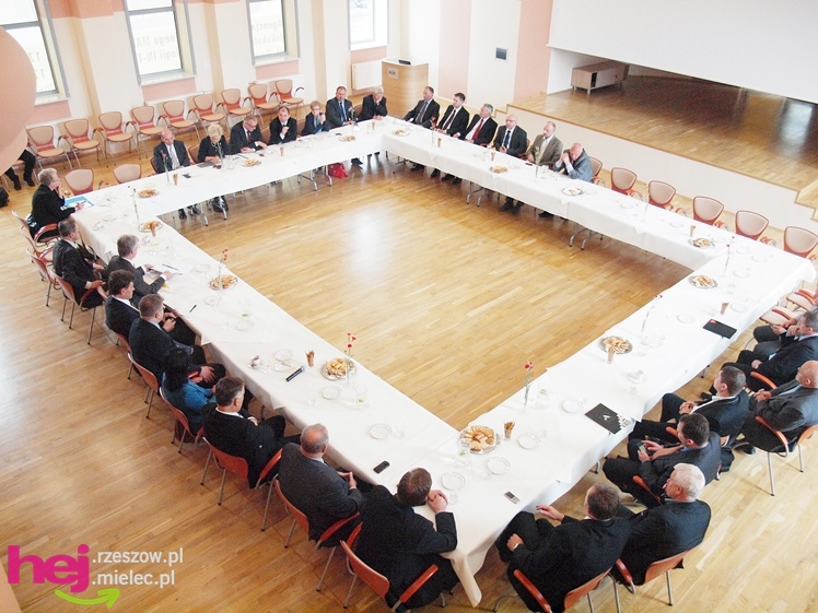 Minister od kolei wskazuje jak remontować mielecką linię kolejową