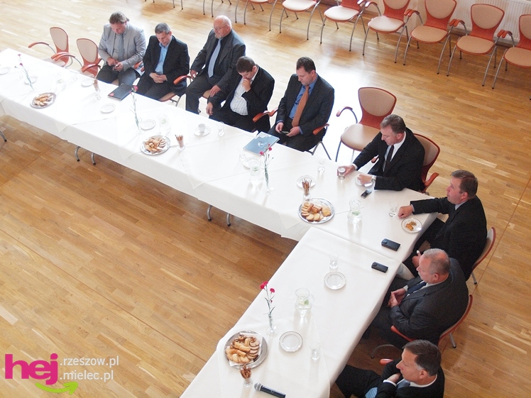 Minister od kolei wskazuje jak remontować mielecką linię kolejową