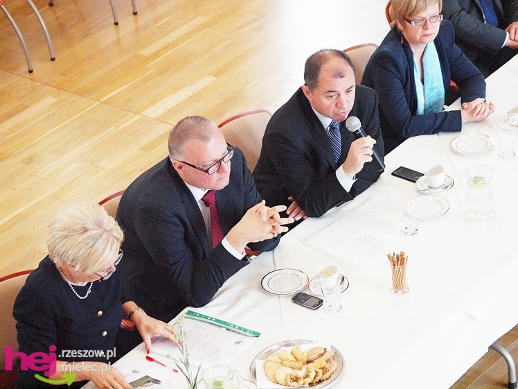 Minister od kolei wskazuje jak remontować mielecką linię kolejową