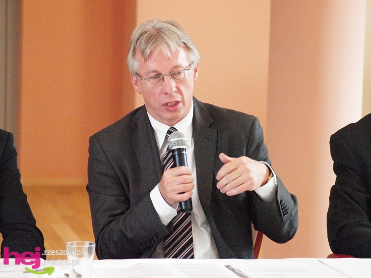 Minister od kolei wskazuje jak remontować mielecką linię kolejową