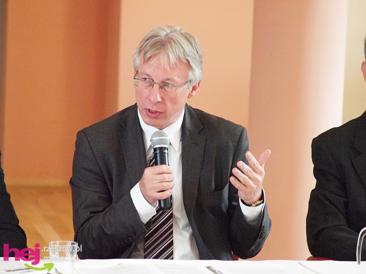 Minister od kolei wskazuje jak remontować mielecką linię kolejową