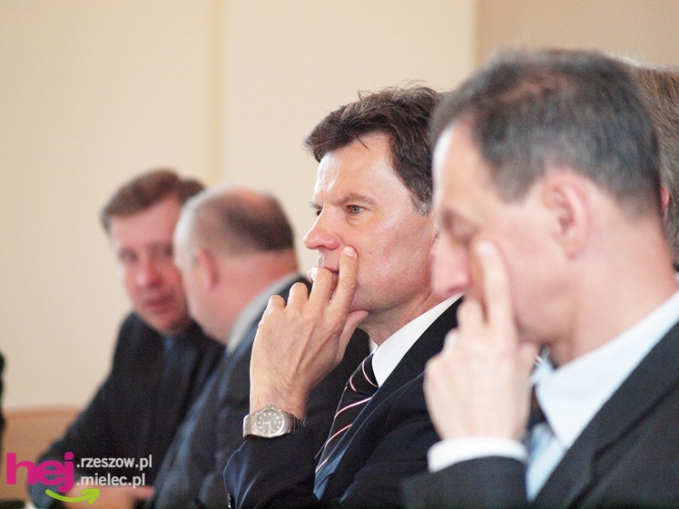 Minister od kolei wskazuje jak remontować mielecką linię kolejową