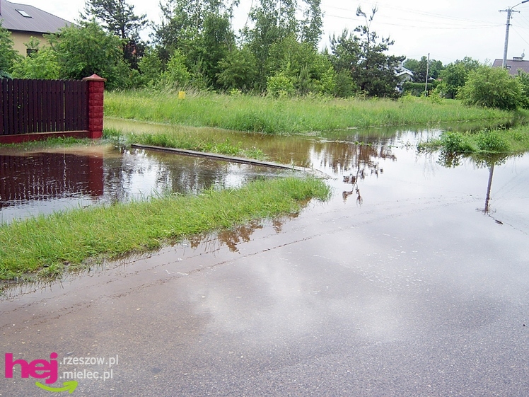Podtopienia po nocnej ulewie. Problemy w Trześni, Ławnicy, Czajkowej i okolicy