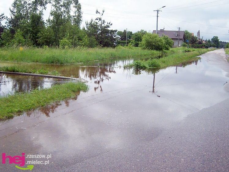 Podtopienia po nocnej ulewie. Problemy w Trześni, Ławnicy, Czajkowej i okolicy