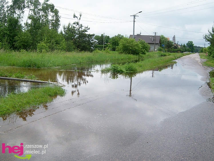 Podtopienia po nocnej ulewie. Problemy w Trześni, Ławnicy, Czajkowej i okolicy