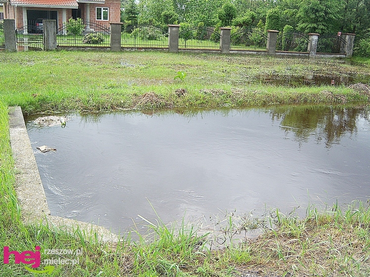 Podtopienia po nocnej ulewie. Problemy w Trześni, Ławnicy, Czajkowej i okolicy