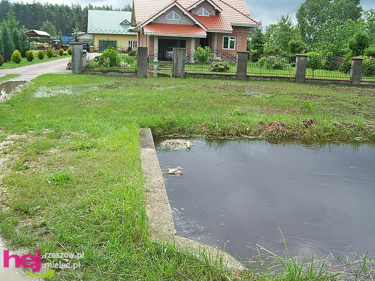 Podtopienia po nocnej ulewie. Problemy w Trześni, Ławnicy, Czajkowej i okolicy