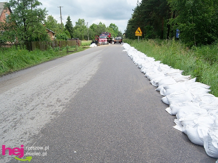 Podtopienia po nocnej ulewie. Problemy w Trześni, Ławnicy, Czajkowej i okolicy
