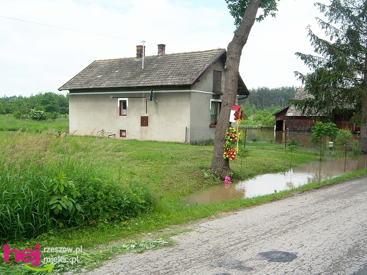 Podtopienia po nocnej ulewie. Problemy w Trześni, Ławnicy, Czajkowej i okolicy