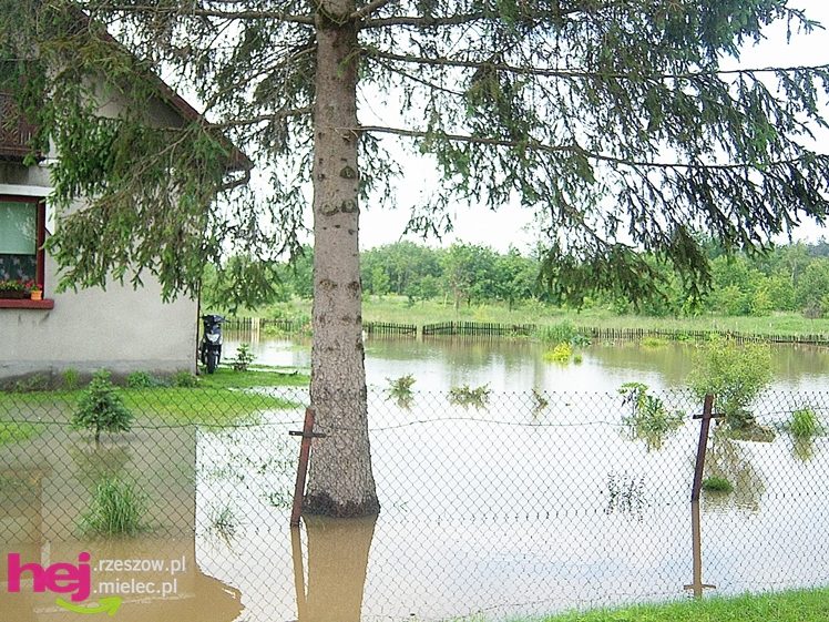 Podtopienia po nocnej ulewie. Problemy w Trześni, Ławnicy, Czajkowej i okolicy