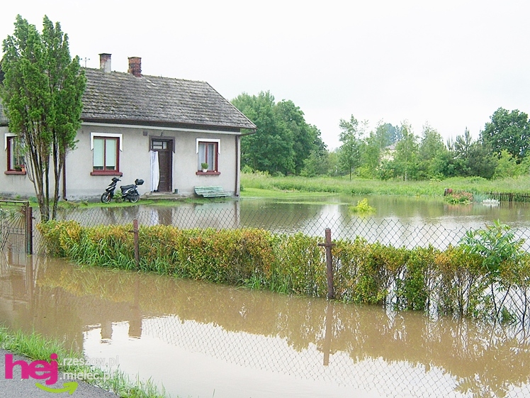 Podtopienia po nocnej ulewie. Problemy w Trześni, Ławnicy, Czajkowej i okolicy