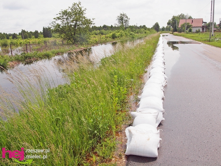 Podtopienia po nocnej ulewie. Problemy w Trześni, Ławnicy, Czajkowej i okolicy