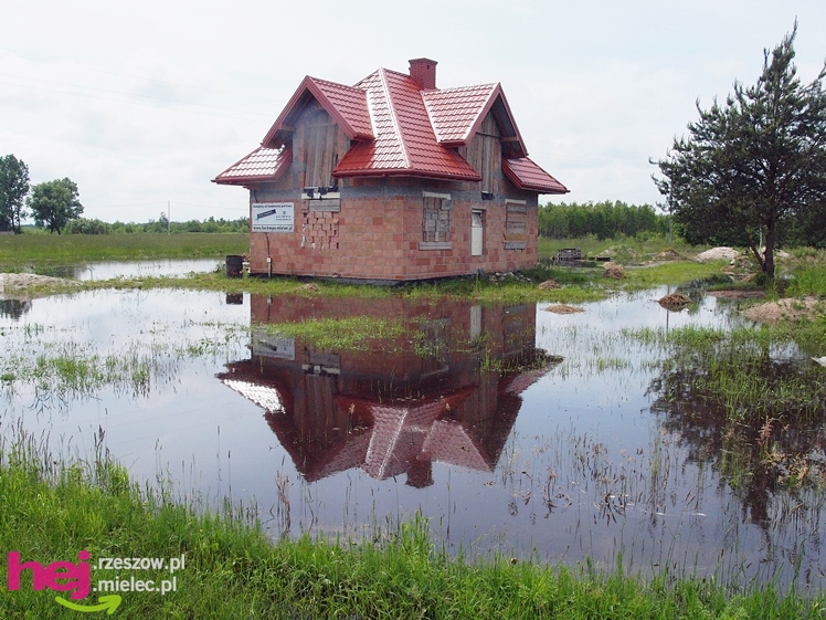 Podtopienia po nocnej ulewie. Problemy w Trześni, Ławnicy, Czajkowej i okolicy