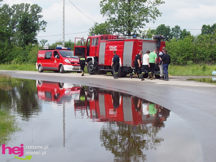 Podtopienia po nocnej ulewie. Problemy w Trześni, Ławnicy, Czajkowej i okolicy