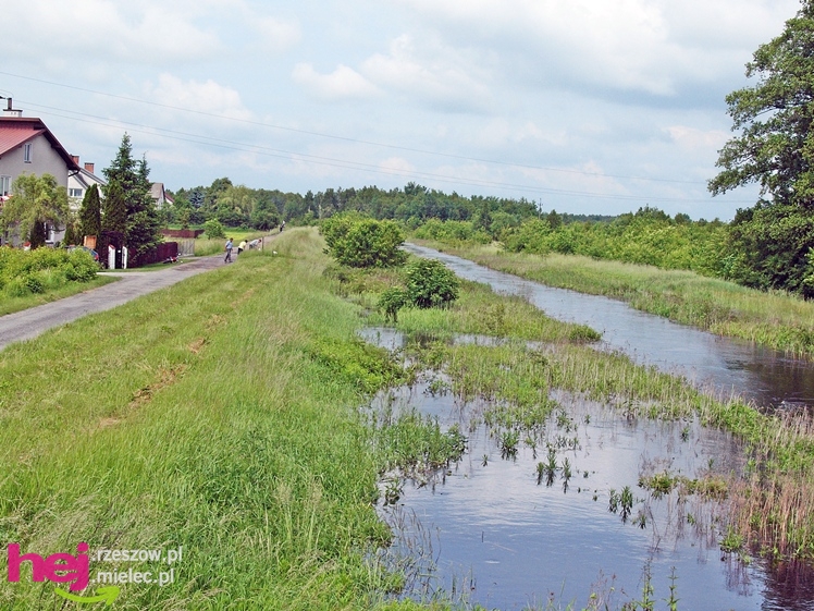 Podtopienia po nocnej ulewie. Problemy w Trześni, Ławnicy, Czajkowej i okolicy